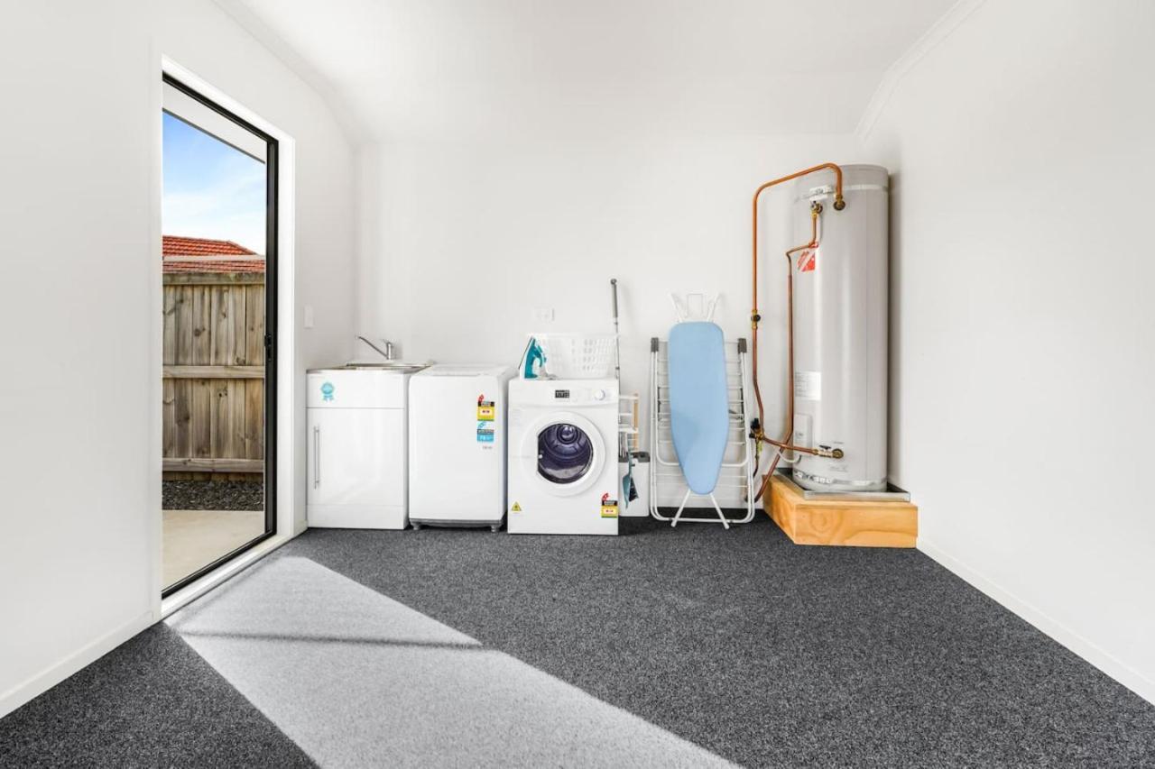 Modern And Central With 2 Ensuites -By Kosh Bnb Hamilton Esterno foto